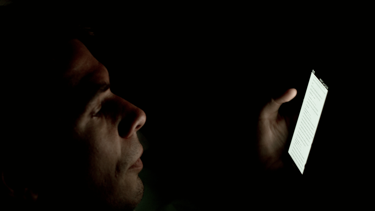 blue-light-sleep-effects-phone-screen-night-2025-health-guide